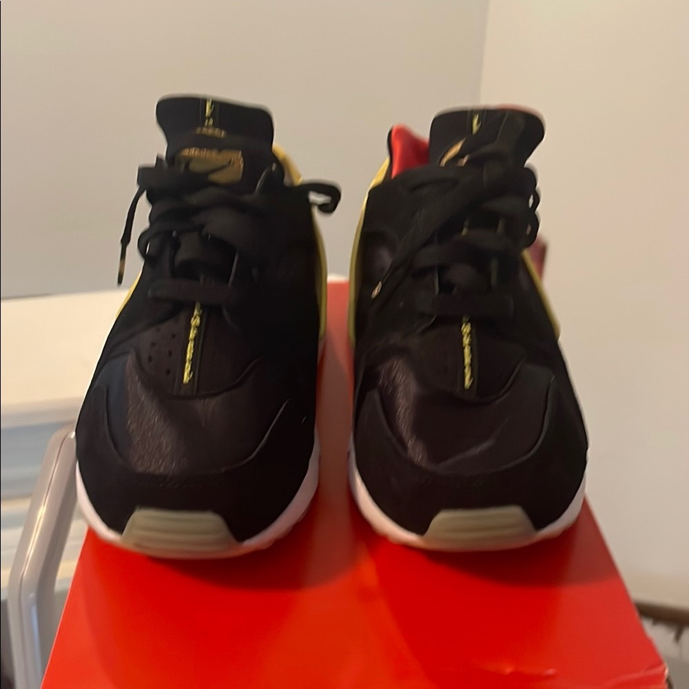 Nike Black and Red Sneakers Modern Athletic Design